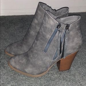NWOT JG zipped booties